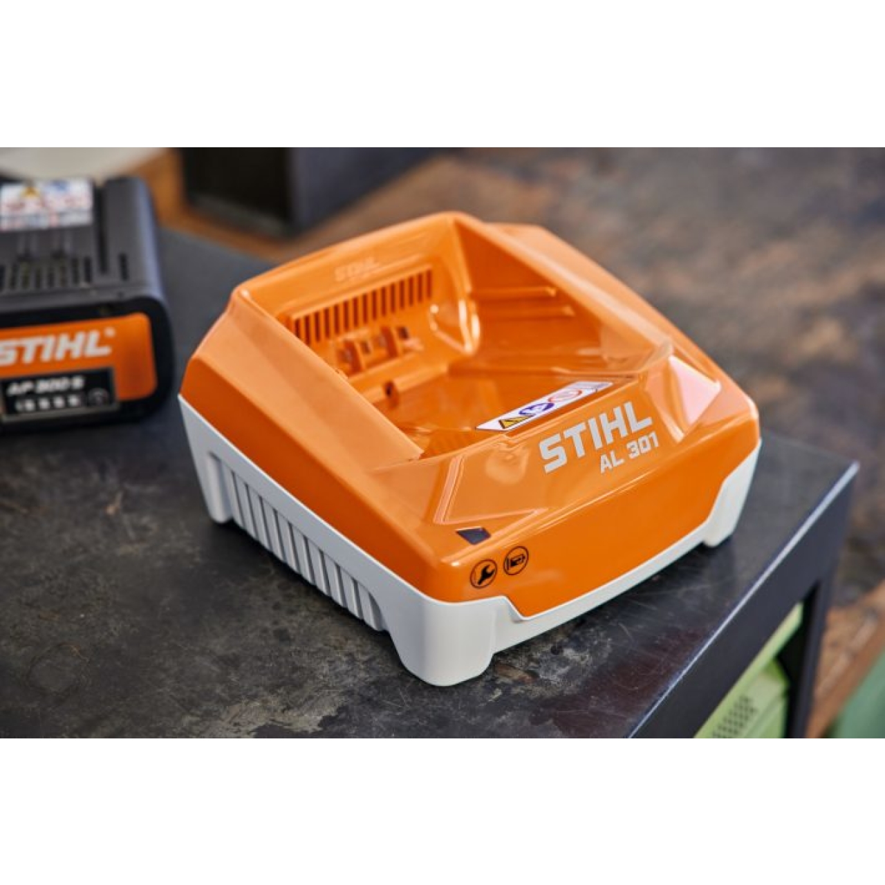 20645-1_Stihl_EA094305500 Ladegerät AL 301